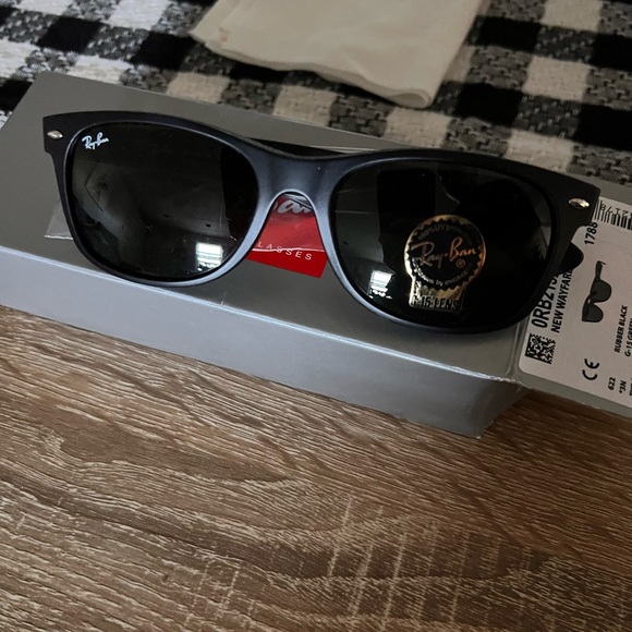 Ray Bans New Wayfarer Sunglasses - Picture 1 of 4